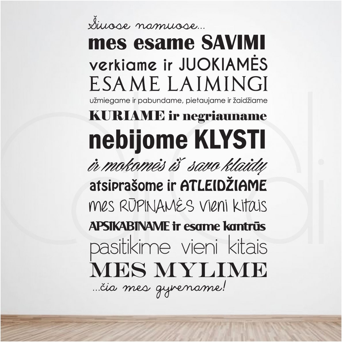 Lipdukas ant sienos „Šiuose namuose“ Lipdukas ant sienos „Šiuose namuose“