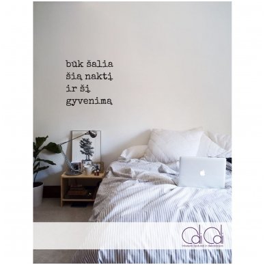 Lipdukas ant sienos „Būk šalia“