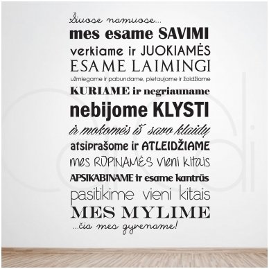 Lipdukas ant sienos „Šiuose namuose“ Lipdukas ant sienos „Šiuose namuose“