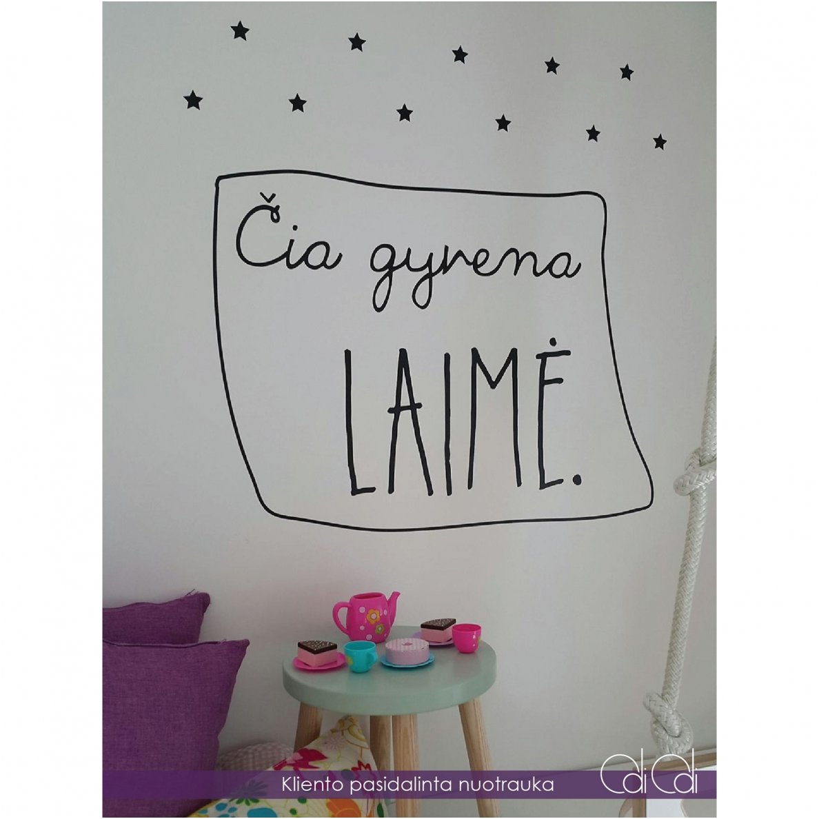 Sienos lipdukas „Čia gyvena LAIMĖ/MEILĖ“ 2 Sienos lipdukas „Čia gyvena LAIMĖ/MEILĖ“ 2