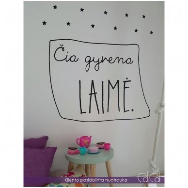 Sienos lipdukas „Čia gyvena LAIMĖ/MEILĖ“ 2 Sienos lipdukas „Čia gyvena LAIMĖ/MEILĖ“ 2